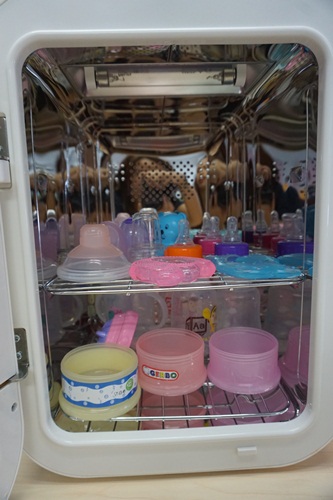 Sterilize your baby's feeding bottles, nipples, sippy cups and milk holders inside Babybee Ultraviolet Sanitizing Cabinet and store them inside the cabinet. The automatic mode will keep these items sterilized as long as you want to.