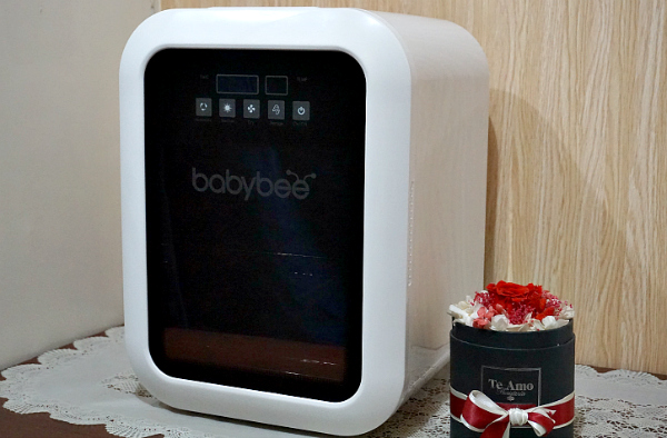 Unlike traditional sterilizers, Babybee Ultraviolet Sanitizer Cabinet can be conveniently placed anywhere at home : kitchen, or inside the baby's room near a power outlet. Its white color can easily adapt any room's color palette.