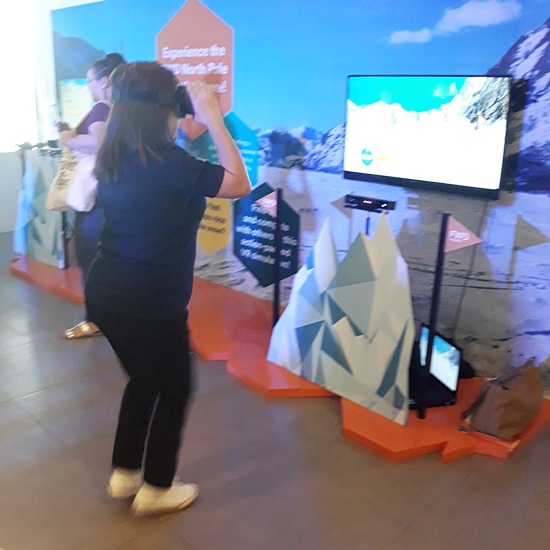 Trying out VR Game in "Blaze a Trail in the Arctic" event at The Mind Museum