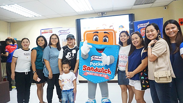 Mommy Bloggers Philippines blogger moms with Gardenia Pocket Sandwich mascot
