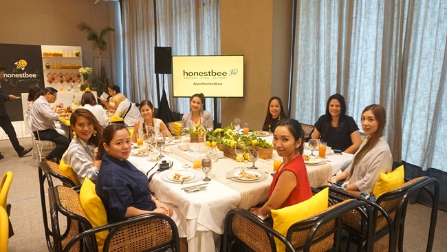 At the launch of honestbee x S&R partnership #justhonestbee at Manila House in Bonifacio Global City, attended by blogger moms and social media influencers : in photo : @tweenselmom @olskj @dearkittykittiekath @themachomom @shensaddiction @mustlovemom @sheilacatilo @mommypracticality