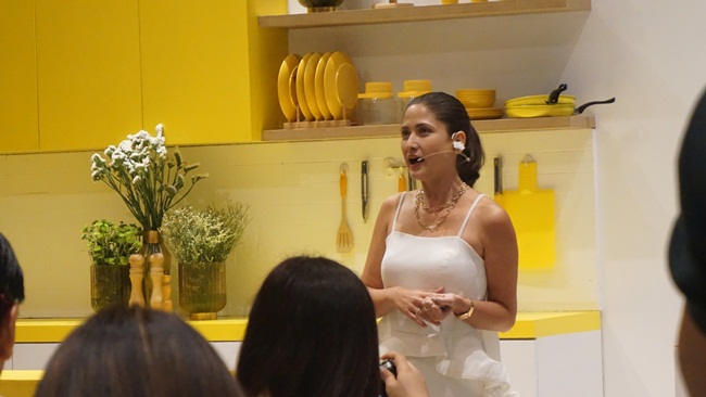 Mom-entrepreneur-traveler-tv host in one, beautiful Xandra Rocha, graced the event and gave us quick tips in preparing a gourmet snack and cocktail using fresh ingredients from S&R.