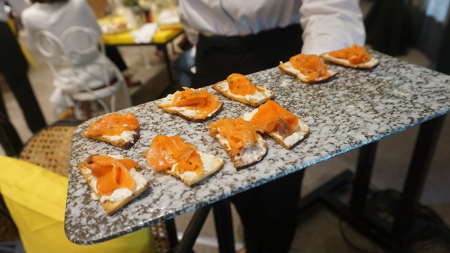 Smoked salmon canapes as party appetizers can be quickly prepared when you are hosting a party. S&R has a bountiful stock of fresh produce and fresh seafood that anyone can order in a just a few click and swipe using honestbee app.