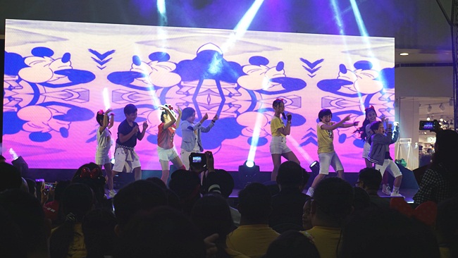 SM Talents rendered a cute dance number as they showcase some of Mickey's exclusive shirts of SM Youth