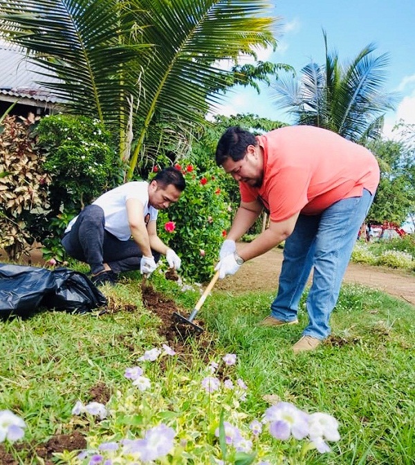 GSK’s Rommel Abuda (left) and Macky Estur revisited the Gawad Kalinga Sagay community in Negros Occidental and volunteered to help beautify the site