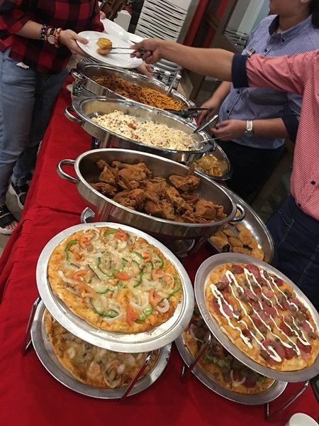 Shakey’s Philippines is one of the newest partners and supporters of the #AyokoNgPlastik movement. Shakey's was the venue partner and food sponsor during the event. As Shakey's supports the No Plastic Movement, their restaurants implement strawless drinks and no plastic balloons in parties.