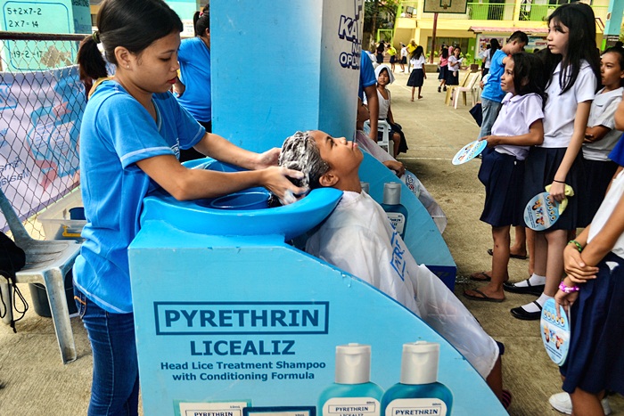 Students of Labangon Bliss Elementary School in Cebu City get their hair washed at the Licealiz’s Kilusang Kontra Kuto Year 4 shampoo activity that aims to fight head lice infestation.