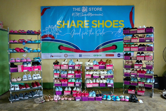 One of the classrooms is transformed by SM employee volunteers into a shoe store to give the kids a shopping experience. 
