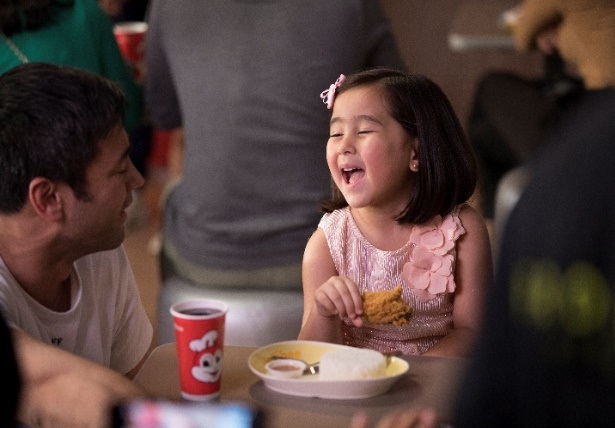 Jolly Kid Ambassador Scarlet Snow Belo shares the joy of eating her all-time favorite crispylicious Chickenjoy with her Daddy Hayden.