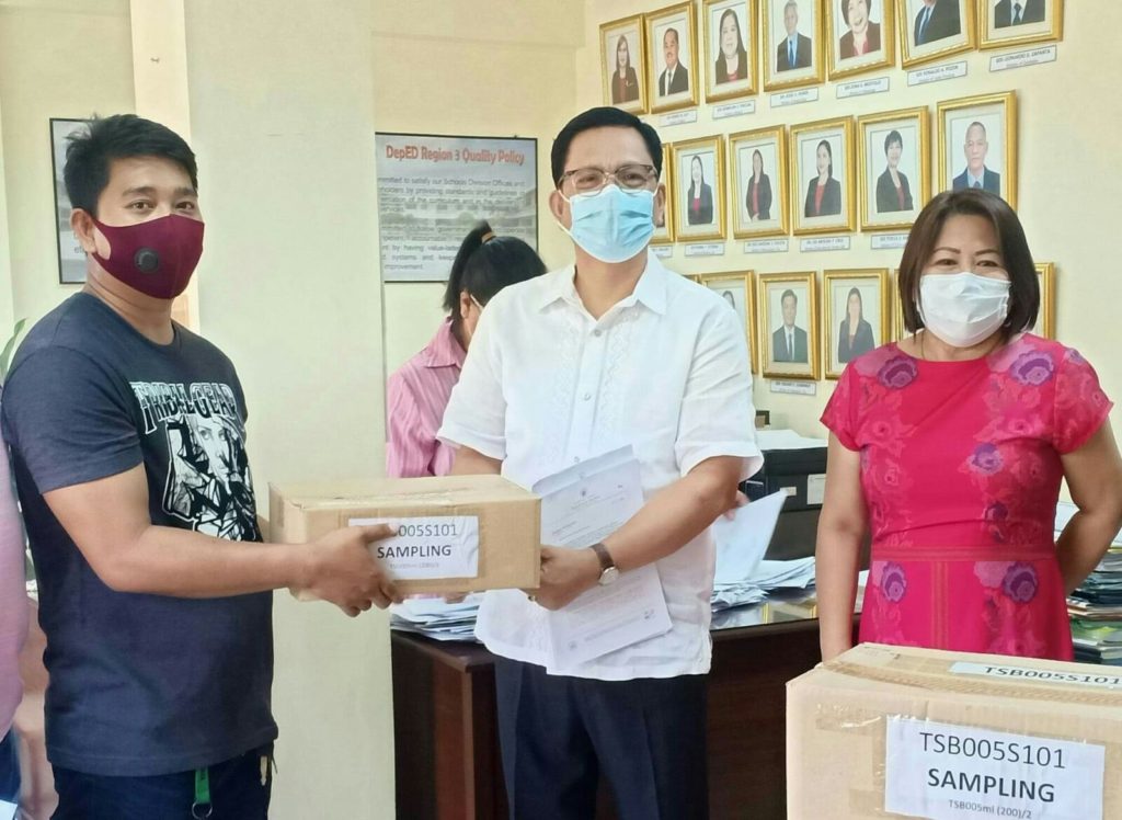 DepEd Region IIIRegional Director Nicolas Capulong and Regional Director Assistant Rhoda Razon as they received Lamoiyan hygiene products for the students of Central Luzon