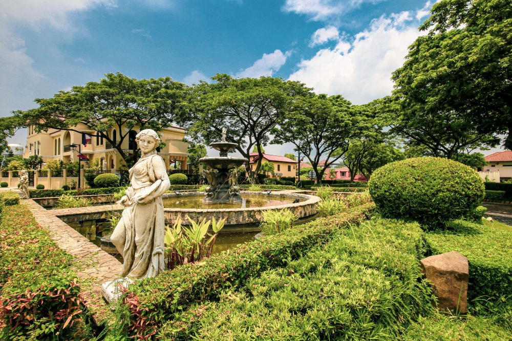 Spacious and lavish gardens with beautifully landscaped walkways surround Portofino’s luxury homes with grace and charm. 