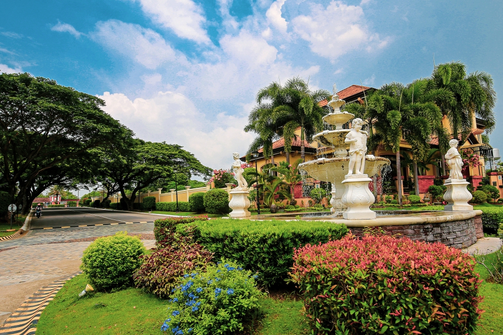 Beautiful lush landscapes combined with architecture, fountains, and sculptures transform Portofino’s open spaces into something magical with their color, life, and whimsy. 